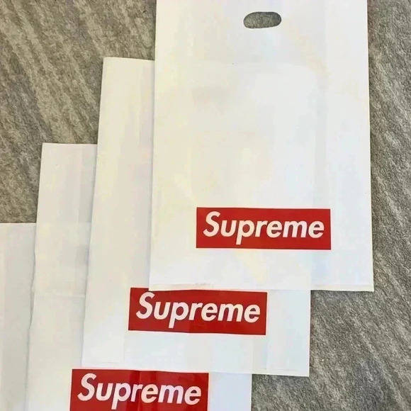 New Authentic Supreme NYC Retail Shopping - Picture 3 of 5